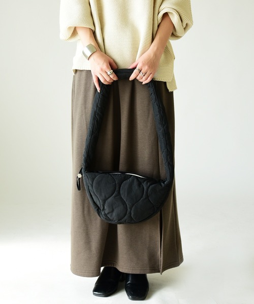 and it_（アンドイット）の「キルティングラウンドショルダーバッグ（ショルダーバッグ・レディース・ナチュラル/ブラック/キャメル・FREE）」の4枚目の写真