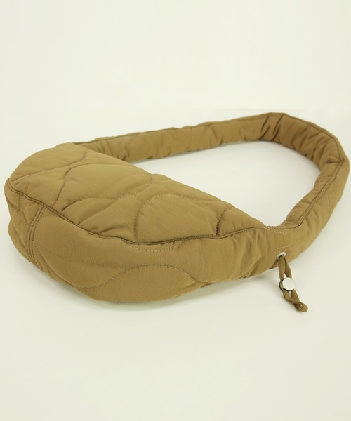 and it_（アンドイット）の「キルティングラウンドショルダーバッグ（ショルダーバッグ・レディース・ナチュラル/ブラック/キャメル・FREE）」の10枚目の写真