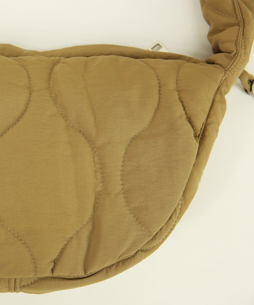 and it_（アンドイット）の「キルティングラウンドショルダーバッグ（ショルダーバッグ・レディース・ナチュラル/ブラック/キャメル・FREE）」の15枚目の写真
