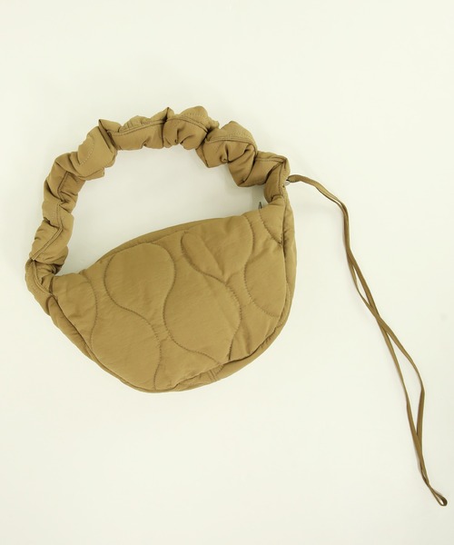 and it_（アンドイット）の「キルティングラウンドショルダーバッグ（ショルダーバッグ・レディース・ナチュラル/ブラック/キャメル・FREE）」の16枚目の写真