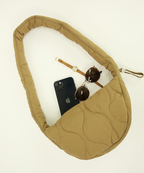 and it_（アンドイット）の「キルティングラウンドショルダーバッグ（ショルダーバッグ・レディース・ナチュラル/ブラック/キャメル・FREE）」の17枚目の写真