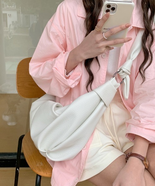 paravion（パラビオン）の「クロワッサンショルダーバッグ/B5サイズ/ショルダー調節可能（ショルダーバッグ・レディース・ホワイト/ブラック/ブラウン・FREE）」の2枚目の写真