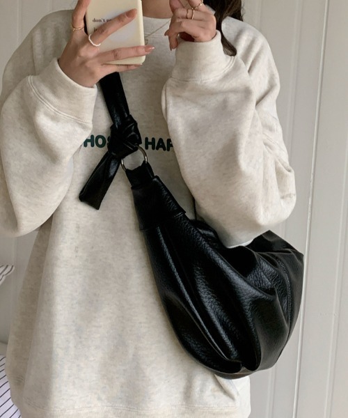 paravion（パラビオン）の「クロワッサンショルダーバッグ/B5サイズ/ショルダー調節可能（ショルダーバッグ・レディース・ホワイト/ブラック/ブラウン・FREE）」の4枚目の写真