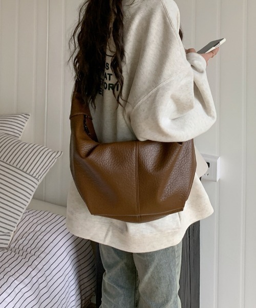 paravion（パラビオン）の「クロワッサンショルダーバッグ/B5サイズ/ショルダー調節可能（ショルダーバッグ・レディース・ホワイト/ブラック/ブラウン・FREE）」の6枚目の写真