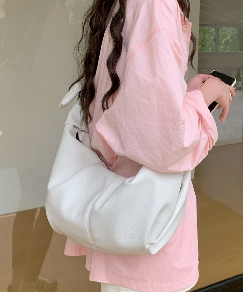 paravion（パラビオン）の「クロワッサンショルダーバッグ/B5サイズ/ショルダー調節可能（ショルダーバッグ・レディース・ホワイト/ブラック/ブラウン・FREE）」の8枚目の写真