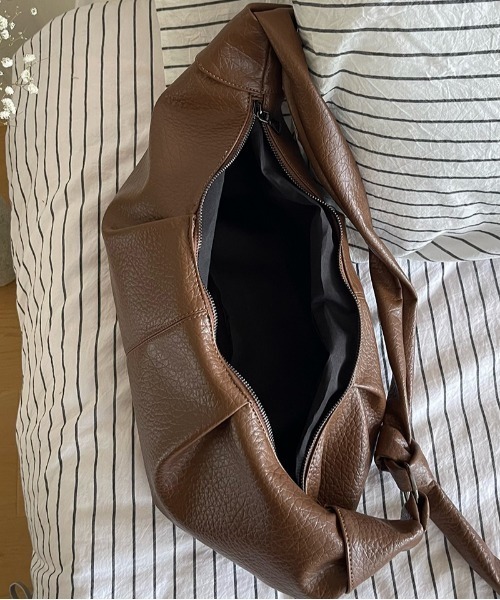 paravion（パラビオン）の「クロワッサンショルダーバッグ/B5サイズ/ショルダー調節可能（ショルダーバッグ・レディース・ホワイト/ブラック/ブラウン・FREE）」の13枚目の写真