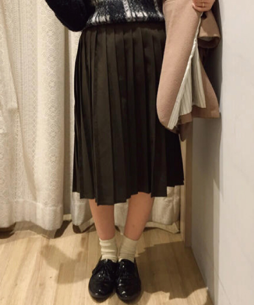 earth music&ecology（アースミュージックアンドエコロジー）の「プリーツスカート（スカート・レディース・キャメル/カーキ/ネイビー/グレー・MEDIUM/SMALL）」の2枚目の写真