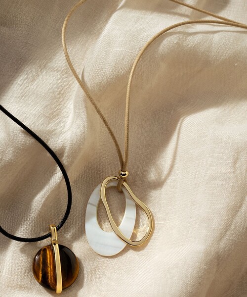 23区（ニジュウサンク）の「シェルリング ネックレス（ネックレス・レディース・ダークブラウン系/ブラック系/ホワイト系・F）」の2枚目の写真