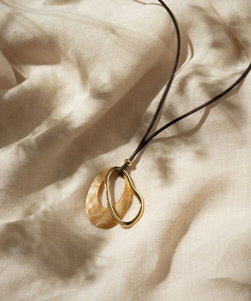 23区（ニジュウサンク）の「シェルリング ネックレス（ネックレス・レディース・ダークブラウン系/ブラック系/ホワイト系・F）」の3枚目の写真