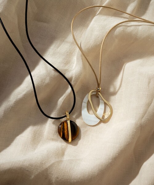 23区（ニジュウサンク）の「シェルリング ネックレス（ネックレス・レディース・ダークブラウン系/ブラック系/ホワイト系・F）」の11枚目の写真