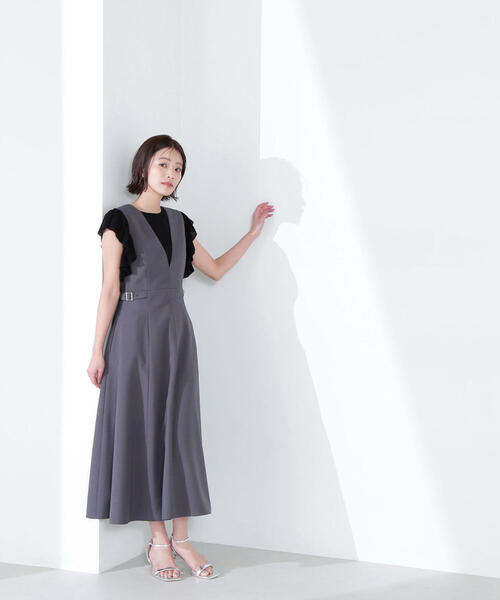 NATURAL BEAUTY BASIC（ナチュラルビューティーベーシック）の「◇Ｖネックサイドバックルジャンスカ（ジャンパースカート・レディース・チャコールグレー/ベージュ/ブラウン・MEDIUM/SMALL/P/S）」の4枚目の写真