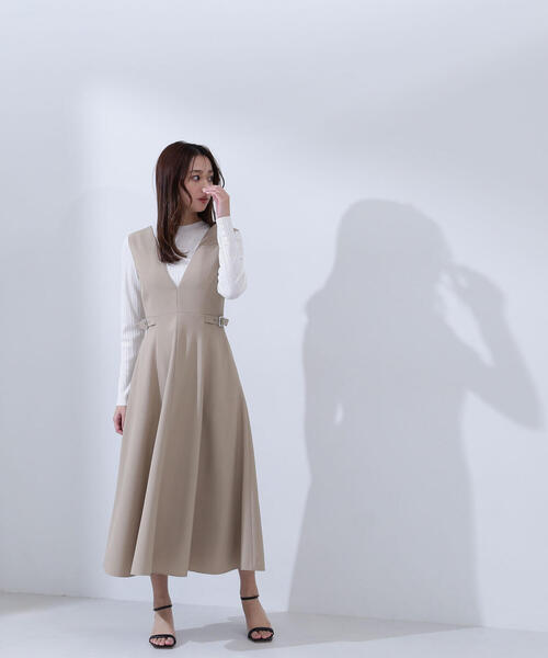 NATURAL BEAUTY BASIC（ナチュラルビューティーベーシック）の「◇Ｖネックサイドバックルジャンスカ（ジャンパースカート・レディース・チャコールグレー/ベージュ/ブラウン・MEDIUM/SMALL/P/S）」の13枚目の写真