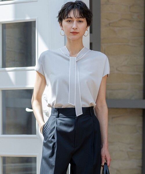 23区(ニジュウサンク)の「【洗える】レーヨンポリエステルストレッチ ボウタイ ニット(ニット/セーター・レディース・ベージュ系/ライトグレー系/ブラック系・38)」の3枚目の写真