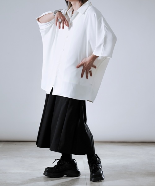 狐独(コドク)の「ルーズドルマントロミシャツ(シャツ/ブラウス・メンズ・ブラック/オフホワイト・MEDIUM/LARGE)」の21枚目の写真