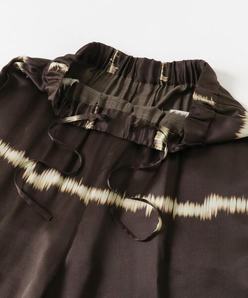 URBAN RESEARCH（アーバンリサーチ）の「『2サイズ展開』シルクミックスボーダープリントパンツ（その他パンツ・レディース・ブラウン/オフホワイト・36/38）」の10枚目の写真