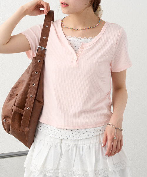 w closet(ダブルクローゼット)の「【4色展開】小花レイヤードT(Tシャツ/カットソー・レディース・ピンク/イエロー/チャコールグレー/アイボリー・FREE)」の4枚目の写真