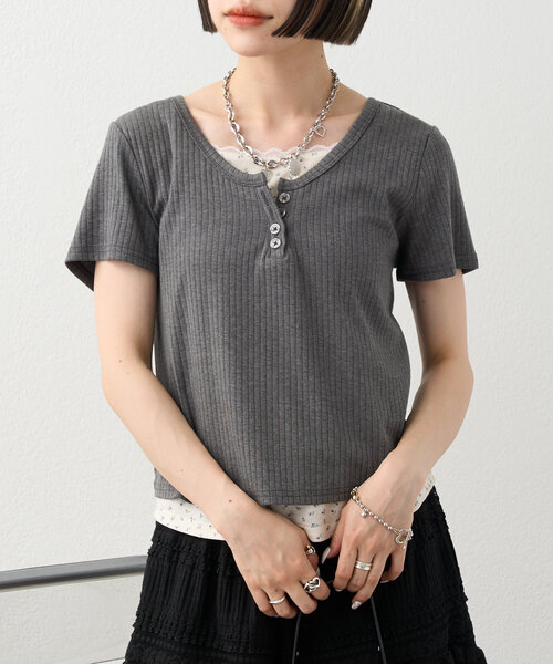 w closet(ダブルクローゼット)の「【4色展開】小花レイヤードT(Tシャツ/カットソー・レディース・ピンク/イエロー/チャコールグレー/アイボリー・FREE)」の1枚目の写真