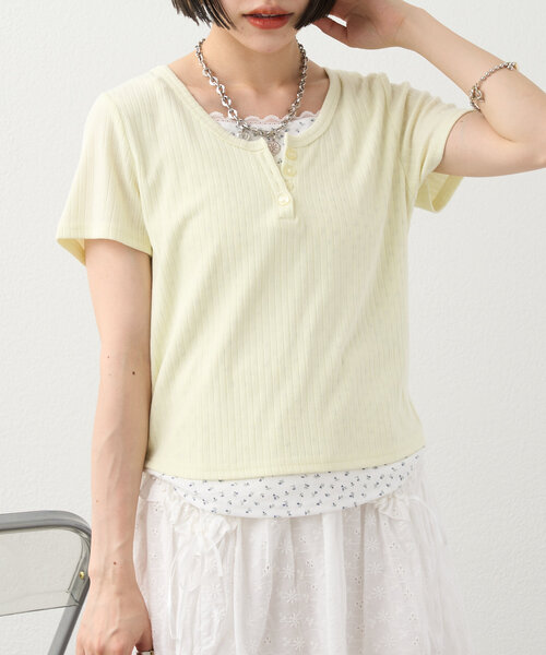 w closet(ダブルクローゼット)の「【4色展開】小花レイヤードT(Tシャツ/カットソー・レディース・ピンク/イエロー/チャコールグレー/アイボリー・FREE)」の3枚目の写真