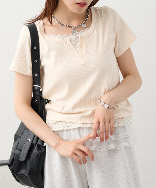 w closet(ダブルクローゼット)の「【4色展開】小花レイヤードT(Tシャツ/カットソー・レディース・ピンク/イエロー/チャコールグレー/アイボリー・FREE)」の2枚目の写真