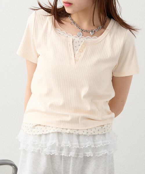 w closet(ダブルクローゼット)の「【4色展開】小花レイヤードT(Tシャツ/カットソー・レディース・ピンク/イエロー/チャコールグレー/アイボリー・FREE)」の5枚目の写真