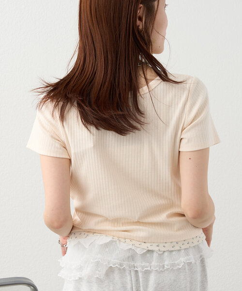 w closet(ダブルクローゼット)の「【4色展開】小花レイヤードT(Tシャツ/カットソー・レディース・ピンク/イエロー/チャコールグレー/アイボリー・FREE)」の7枚目の写真