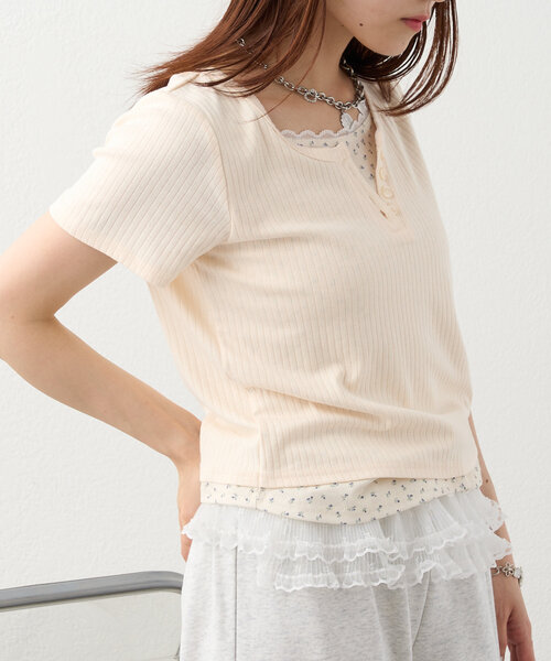 w closet(ダブルクローゼット)の「【4色展開】小花レイヤードT(Tシャツ/カットソー・レディース・ピンク/イエロー/チャコールグレー/アイボリー・FREE)」の8枚目の写真