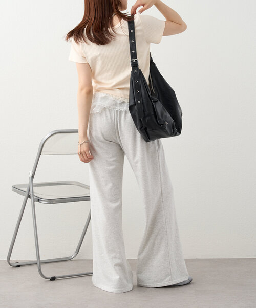 w closet(ダブルクローゼット)の「【4色展開】小花レイヤードT(Tシャツ/カットソー・レディース・ピンク/イエロー/チャコールグレー/アイボリー・FREE)」の12枚目の写真