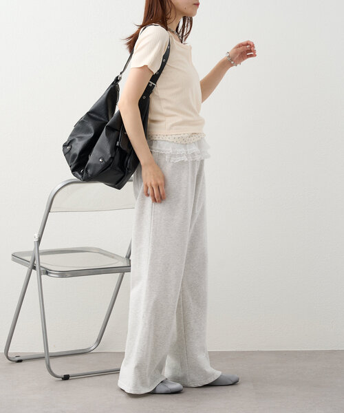 w closet(ダブルクローゼット)の「【4色展開】小花レイヤードT(Tシャツ/カットソー・レディース・ピンク/イエロー/チャコールグレー/アイボリー・FREE)」の13枚目の写真