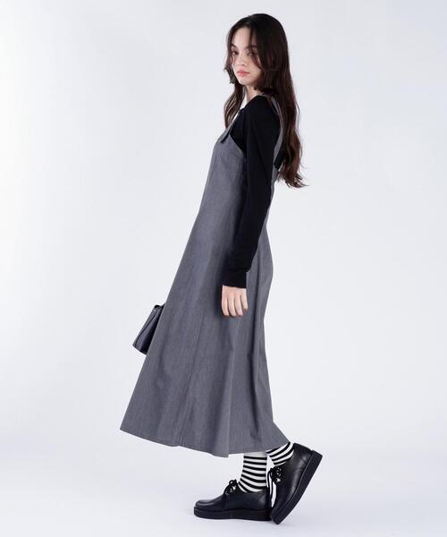 To b. by agnes b.（トゥービーバイアニエスベー）の「ロング ジャンパードレス（ワンピース・レディース・グレー・36/38/40）」の2枚目の写真