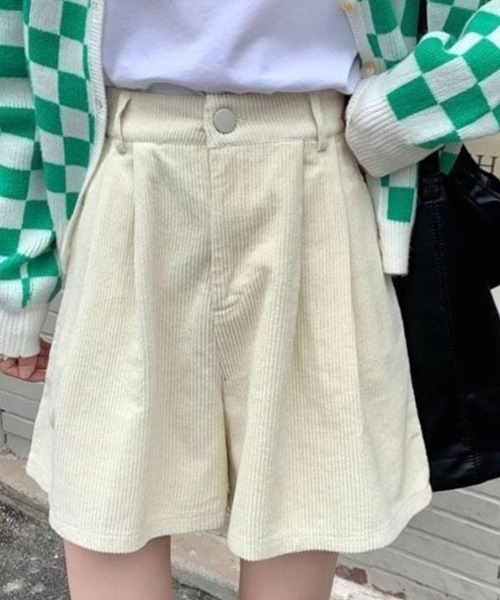 cammie(キャミー)の「タックフレアショートパンツ(その他パンツ・レディース・アイボリー/ブラック・MEDIUM/LARGE)」の1枚目の写真