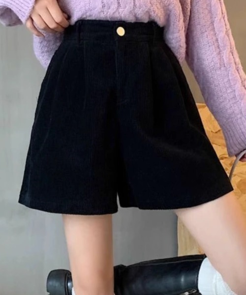 cammie(キャミー)の「タックフレアショートパンツ(その他パンツ・レディース・アイボリー/ブラック・MEDIUM/LARGE)」の4枚目の写真