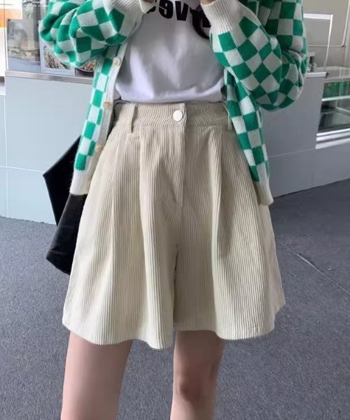 cammie(キャミー)の「タックフレアショートパンツ(その他パンツ・レディース・アイボリー/ブラック・MEDIUM/LARGE)」の6枚目の写真