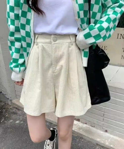 cammie(キャミー)の「タックフレアショートパンツ(その他パンツ・レディース・アイボリー/ブラック・MEDIUM/LARGE)」の7枚目の写真