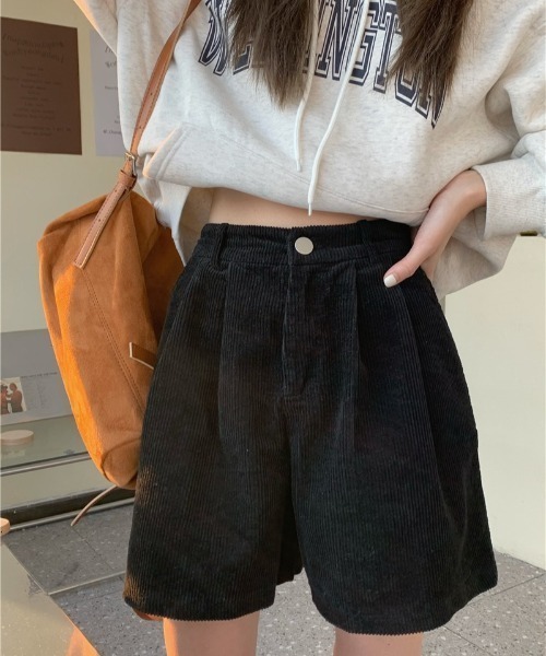 cammie(キャミー)の「タックフレアショートパンツ(その他パンツ・レディース・アイボリー/ブラック・MEDIUM/LARGE)」の14枚目の写真