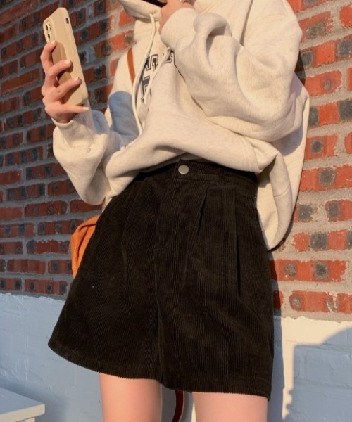 cammie(キャミー)の「タックフレアショートパンツ(その他パンツ・レディース・アイボリー/ブラック・MEDIUM/LARGE)」の16枚目の写真