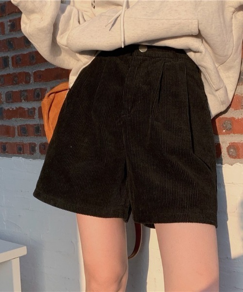 cammie(キャミー)の「タックフレアショートパンツ(その他パンツ・レディース・アイボリー/ブラック・MEDIUM/LARGE)」の17枚目の写真