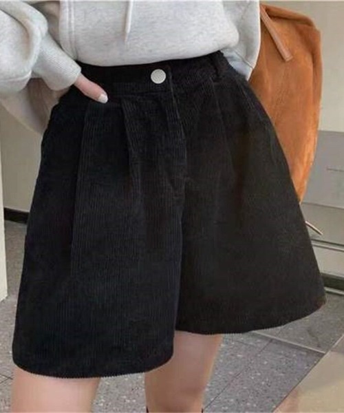 cammie(キャミー)の「タックフレアショートパンツ(その他パンツ・レディース・アイボリー/ブラック・MEDIUM/LARGE)」の15枚目の写真