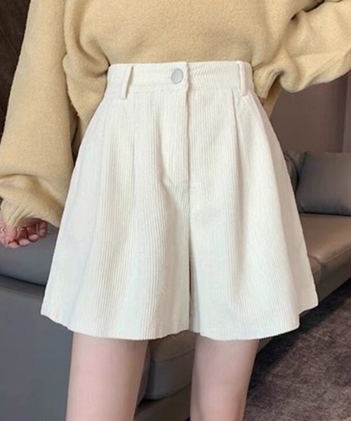 cammie(キャミー)の「タックフレアショートパンツ(その他パンツ・レディース・アイボリー/ブラック・MEDIUM/LARGE)」の5枚目の写真
