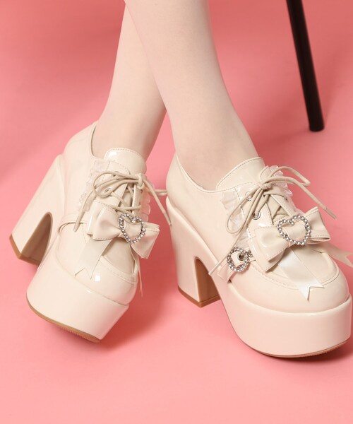 cs T&P(シーエスティーアンドピー)の「夢見るシリーズ厚底ハート付きパンプス(パンプス・レディース・ホワイト系2/ブラック系1/レッド系3・S/LL/L/M)」の4枚目の写真