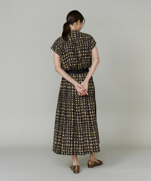 INED(イネド)の「デフォルメチェックプリントブラウス【セットアップ対応】(シャツ/ブラウス・レディース・ブラック・7号/9号)」の2枚目の写真