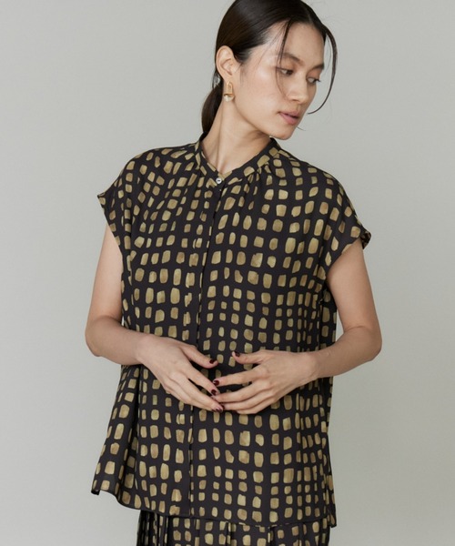 INED(イネド)の「デフォルメチェックプリントブラウス【セットアップ対応】(シャツ/ブラウス・レディース・ブラック・7号/9号)」の6枚目の写真