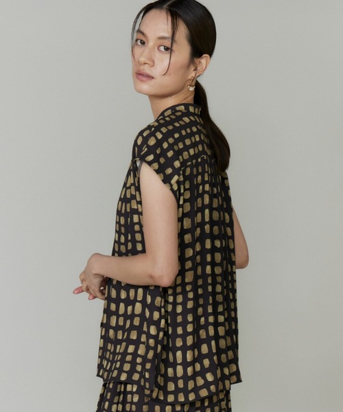 INED(イネド)の「デフォルメチェックプリントブラウス【セットアップ対応】(シャツ/ブラウス・レディース・ブラック・7号/9号)」の5枚目の写真