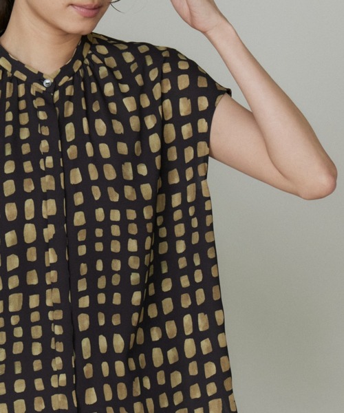 INED(イネド)の「デフォルメチェックプリントブラウス【セットアップ対応】(シャツ/ブラウス・レディース・ブラック・7号/9号)」の8枚目の写真