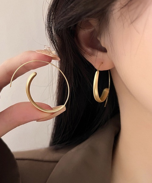 Miniministore(ミニミニストア)の「大ぶり マット フープピアス 韓国風(ピアス(両耳用)・レディース・ゴールド・FREE)」の2枚目の写真