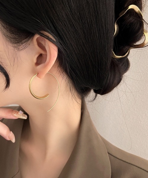 Miniministore(ミニミニストア)の「大ぶり マット フープピアス 韓国風(ピアス(両耳用)・レディース・ゴールド・FREE)」の5枚目の写真
