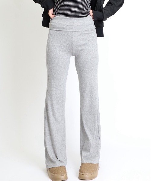 Vini（ヴィニ）の「スタイルアップセミフレアパンツ（その他パンツ・レディース・ブラック/グレー・MEDIUM/LARGE/SMALL）」の2枚目の写真