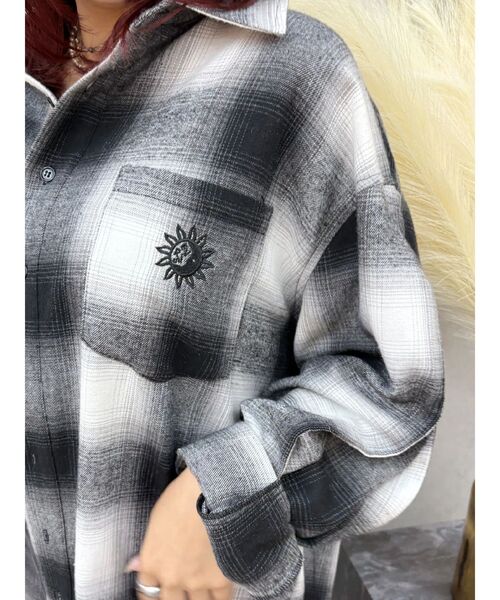 EVRIS（エヴリス）の「オンブレチェックSUNNYオーバーサイズシャツ（シャツ/ブラウス・レディース・ブラック/レッド・FREE）」の5枚目の写真