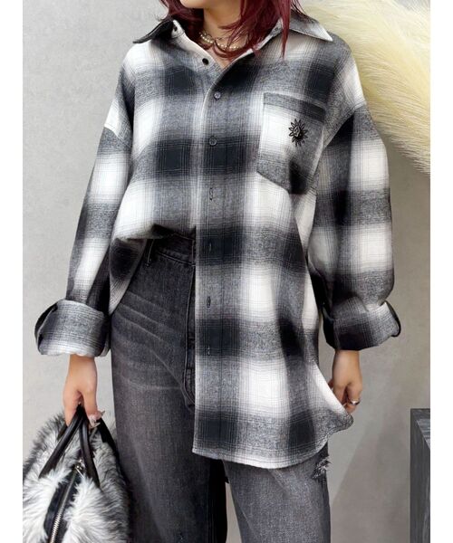 EVRIS（エヴリス）の「オンブレチェックSUNNYオーバーサイズシャツ（シャツ/ブラウス・レディース・ブラック/レッド・FREE）」の6枚目の写真