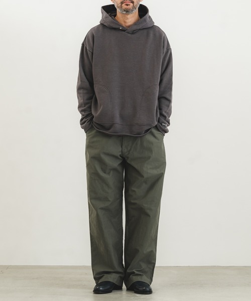 quadro(クオドロ)の「コーデュラヘビー裏毛プルパーカー(Tシャツ/カットソー・メンズ・ライトカーキ/チャコール/ベージュ/オートミール・MEDIUM/LARGE)」の19枚目の写真