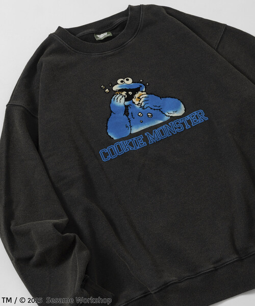 FREAK'S STORE(フリークスストア)の「SESAME STREET/セサミストリート クッキーモンスター フロッキープリント クルーネック スウェット/リラックスフィット(スウェット・メンズ・ライトグレー/ブラック/ネイビー・MEDIUM/LARGE)」の8枚目の写真